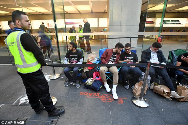 4491F05900000578-4908596-Customers_wait_in_line_for_new_products_at_the_Apple_Store_in_Sy-a-2_1506044240874